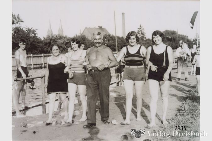 Bademeister Zaun in Begleitung, um 1930.