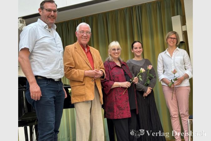 Bürgermeister Christian Seitz (links) und Dietmar Vollmert (2.v.l.) mit den drei Interpretinnen.