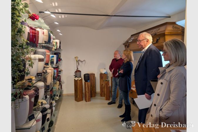 Eine große Auswahl an Urnen: von schlichten Modellen bis hin zu kunstvoll gestalteten Gefäßen.