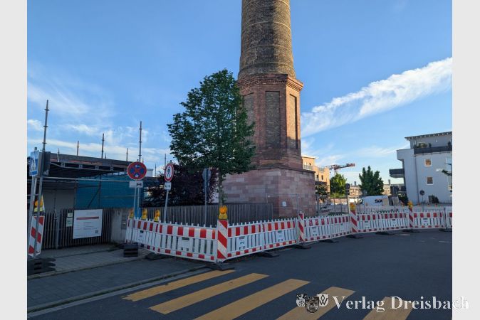 Der Absperrzaun rund um den Schornstein ragt auch in das Gelände der Kita SchokoLaden hinein. Teile der dortigen Außenfläche können seit über einem Jahr nicht genutzt werden.