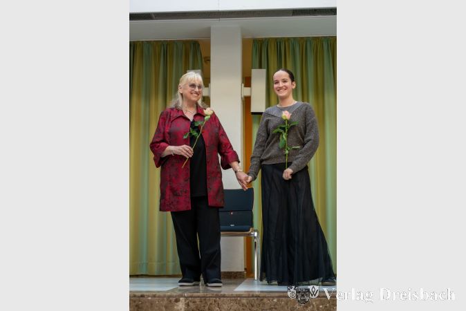 Die beiden Sängerinenn Karin Herkströter und Miray Hank begeisterten das Publikum im Rat- und Bürgerhaus.