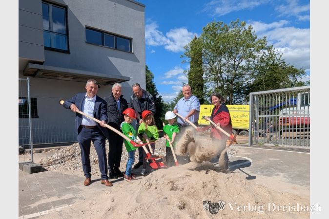 V.l.n.r.: Kreisbeigeordneter Axel Fink, Landrat Michael Cyriax, der Leiter des Hochbau- und Liegenschaftsamtes Peter Wesp, Bürgermeister Klaus Schindling sowie Schulleiterin Annette Richter-Bolderheij beim symbolischen Spatenstich, unterstützt von drei Schülerinnen und Schülern der Eddersheimer Schule.
