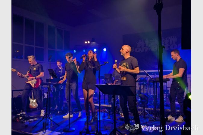 Mitreißende Energie: Die Flörsheimer Band „Don’t Stop“ rockte die Bühne beim siebten Benefizkonzert in der Turnhalle des TV Wicker.