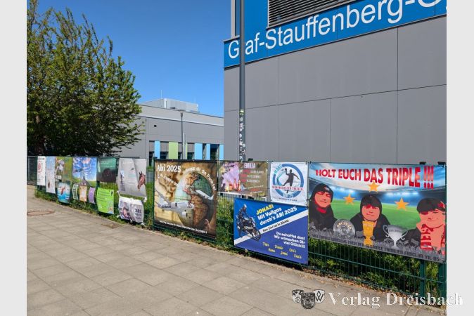 Farbenfroher Rückhalt für die Abiturprüfungen - Plakate voller Zuspruch am Schultor.