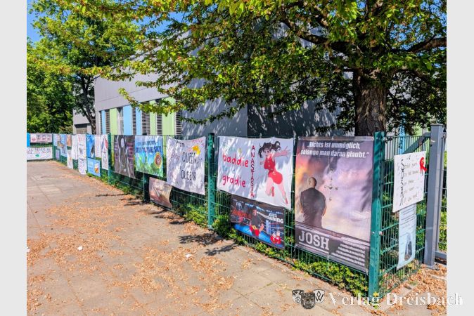 Bunte Plakate senden den Abiturientinnen und Abiturienten Kraft, Glück und Zuversicht für die Prüfungszeit.