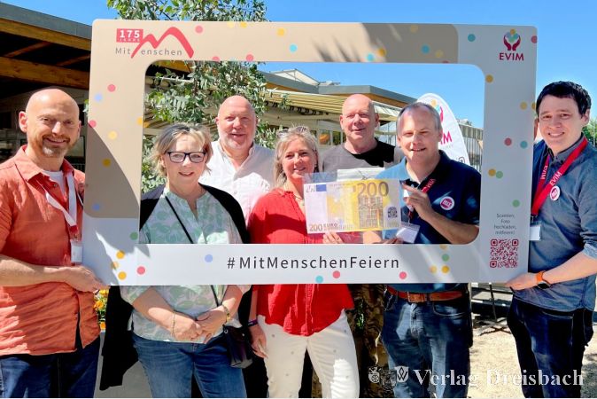 Bei der Spendenübergabe im 175. Jubiläumsjahr von EVIM kam der Mitmach-Rahmen für alle Mitmenschen zum Einsatz: (v.l.n.r.) Andreas Lipp (Schlockerhof), Petra Hodde, Bernhard Weber, Tina Pfleghar, Roland Winnerl (Vorstandsmitglieder Turnverein 1883 e.V. Hattersheim), Bernhard Schmauch und Bastian König (Schlockerhof).
