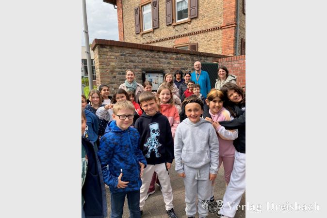 Lindenschülerinnen und -schüler vor der historischen Hofreite.