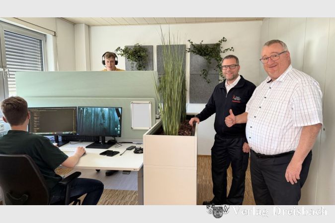 Stadtbrandinspektor David Tisold (2.v.r.) und Bürgermeister Klaus Schindling im neuen Büroraum im Feuerwehrhaus.
