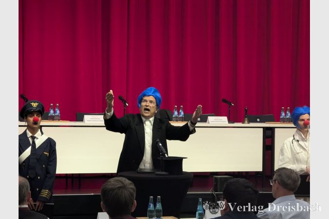"Premier" Frederick Lankau beschrieb gestenreich die Ereignisse rund um das verheimlichte Attentat in "Die Schule der Patrioten".