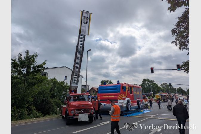 Die Hattersheimer Feuerwehr zeigte wieder an der Kreuzung Hessendamm/Frankfurter Straße Präsenz.