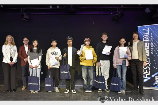 Anke Hundt (v. l.) und Thomas Frey mit Si Yan Lin, Zhaorong Li, Abdullah Ou Cheikh, Luise Amelie Klonk, Quentin Arnold und Paula Kahl sowie Dr. Yvonne Hartwich.