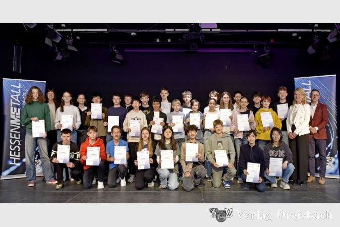 Die Wettbewerbsbeauftrage Dr. Yvonne Hartwich (2. v. l.) mit den Kreissiegern aus Rhein-Main-Taunus sowie Anke Hundt (Hessisches Ministerium für Kultus, Bildung und Chancen) und Thomas Frey (HESSENMETALL Rhein-Main-Taunus).