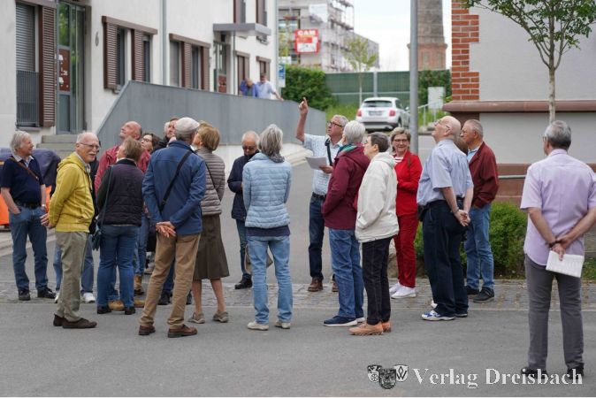 Der Architekt Reinhard Uttenweiler erläuterte kenntnisreich die Baumaßnahmen an der Urbansmühle.