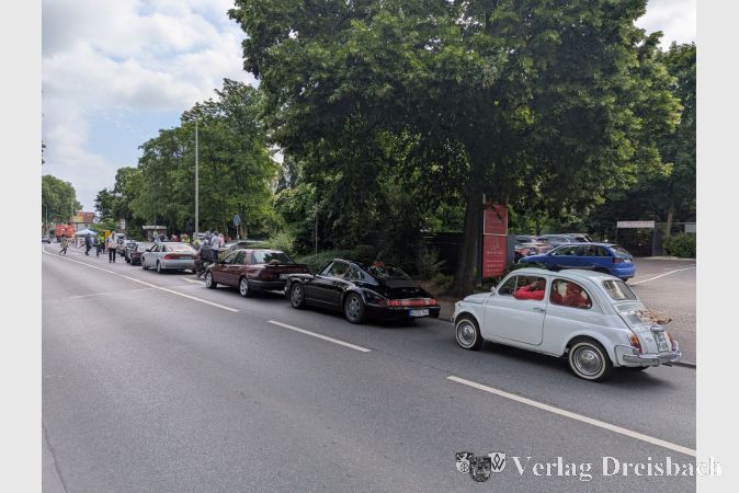 Großer Andrang von Oldtimern auf der Mainzer Landstraße.