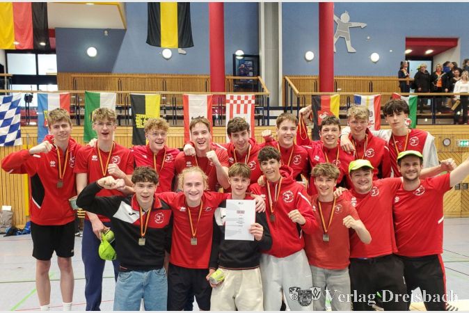 Stolze Medaillenträger: Kriftels U18-Volleyballer sind das drittbeste U18-Team in Deutschland.