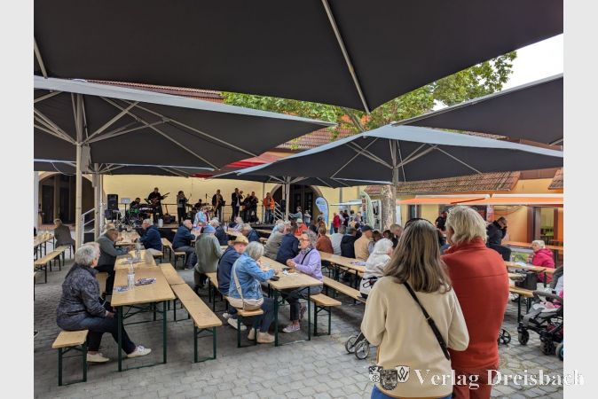 Die Plätze im Alten Posthof waren zu diesem Konzert nicht ganz so dicht bevölkert wie bei einigen Auftritten im vergangenen Sommer - damals musste man sich die Aufmerksamkeit aber auch nicht mit einem beliebten Oldtimerfestival teilen.