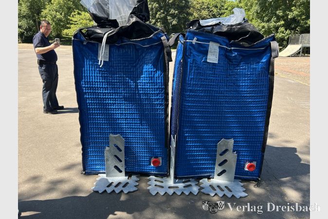 Die beiden "Indutainer", die am Montag im Freizeitpark testweise befüllt wurden.