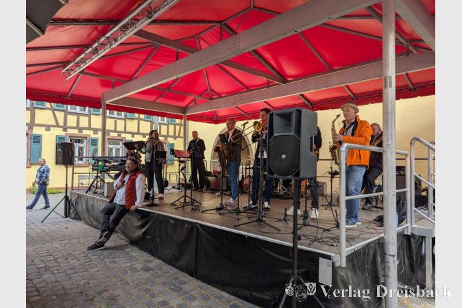 Nicht immer wird die Bühne im Alten Posthof beim Auftritt einer Band von so vielen Musikern bevölkert wie bei "Sideways" am vergangenen Sonntag.