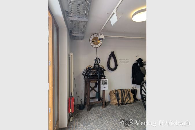 Das wieder gangbar gemachte Kirchturmuhrwerk aus Flörsheim steht ebenfalls in der Remise im Nassauer Hof.