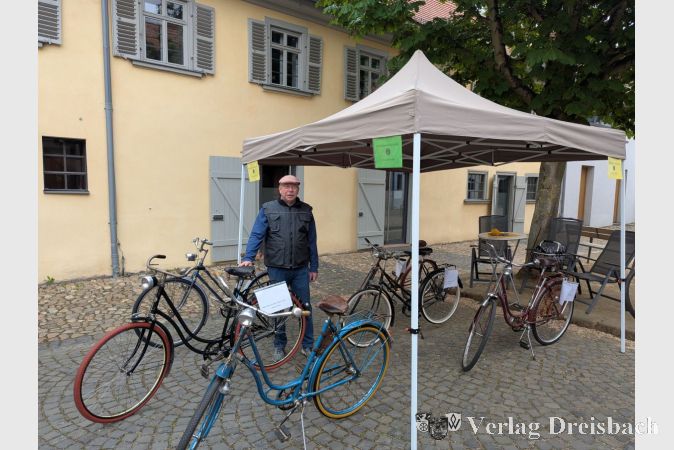 Karl Heinz Spengler inmitten der historischen Fahrrader, die zu den Klassikertagen von den Okrifteler Geschichtsfreunden im Nassauer Hof ausgestellt wurden,.