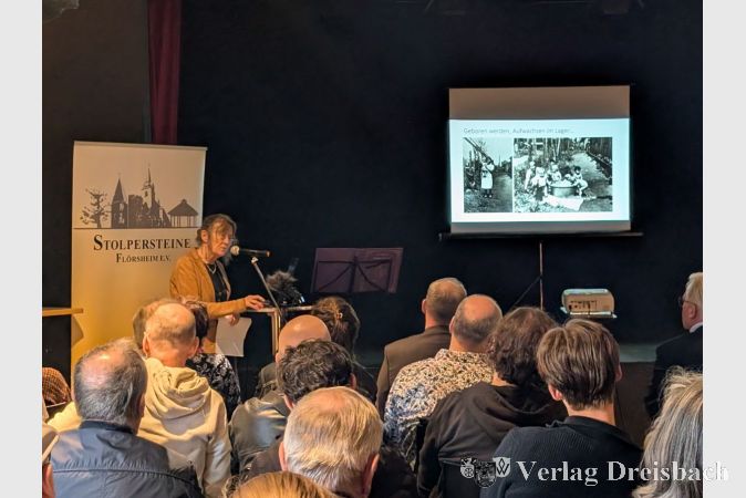 Der Verein Stolpersteine Flörsheim präsentierte während des Themenabends Fotografien aus dem Nachlass des Flörsheimer Fotografen Paul Flesch.