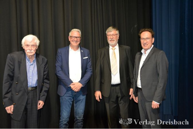 Sven Freitag (rechts) wurde als stellvertretender Vorsitzender ebenso bestätigt wie Edgar Schäfer (mitte rechts) als Schatzmeister und Dr. Rüdiger Simonek (links) als Rechnungsprüfer.