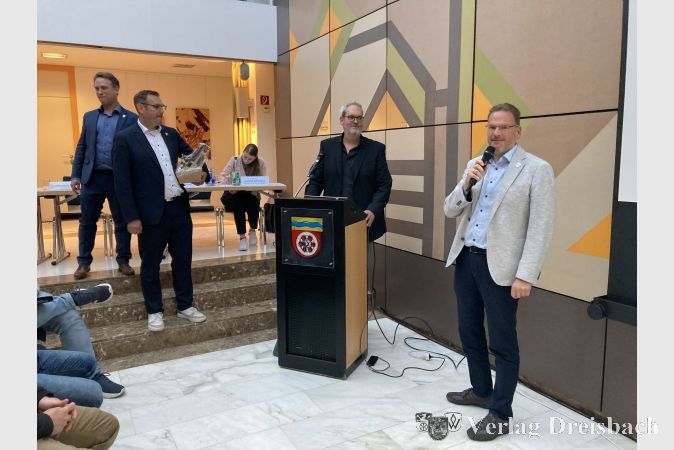 Alexander Feist (rechts) bedankt sich bei Andreas Blank (2. v. r.) für den Vortrag. Bürgermeister Christian Seitz überreicht als Anerkennung ein kleines Geschenk, dahinter Martin Mohr.