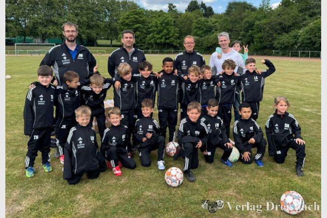Die Spieler der F2/2- und F2/3-Junioren des SV 07 Kriftel mit ihren Trainern und ihrem Sponsor M. Clasen.