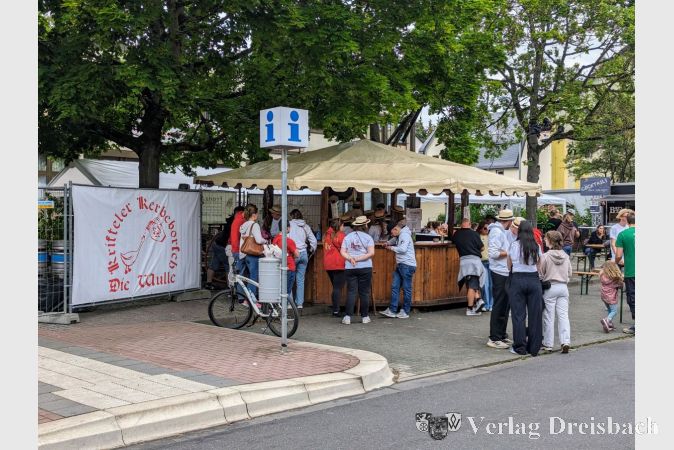 Der Stand der Kerbeborsch vor dem Rat- und Bürgerhaus.