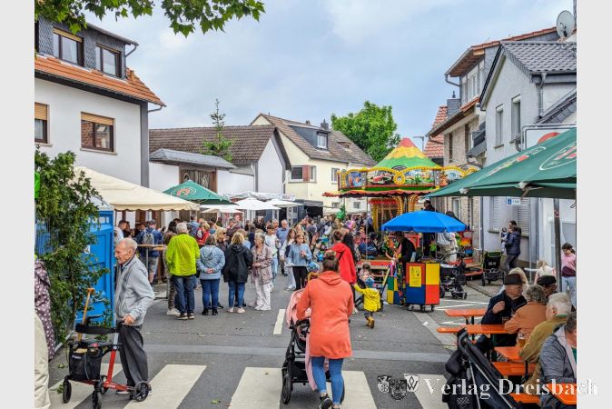 Die prall gefüllte Bahnhofstraße mit ihren vielen Buden.