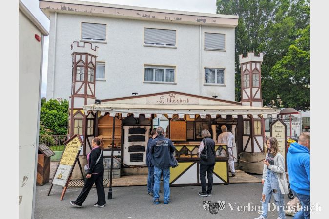 Mancher Stand war besonders aufwendig gestaltet, wie diese kleine "Burg" hier.