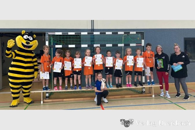 Die G-Jugend mit Maskottchen bei ihrem ersten Spielfest.