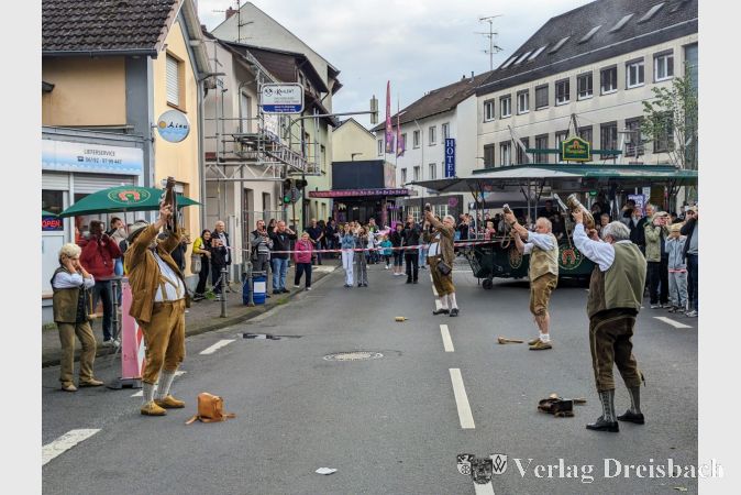 Gleich machte es mehr als nur Peng: Sich die Ohren zu schützen war beim Werk der Böllerschützen nicht die schlechteste Idee.