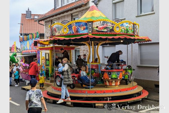 Lustige Fahrten auf dem Kinderkarussell.