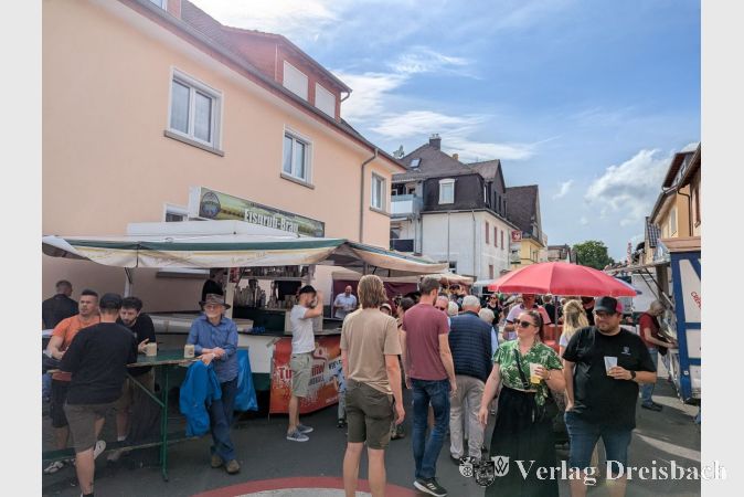 Die Handballer der TuS waren wieder mit ihrem Eisgrub-Bier am Start.