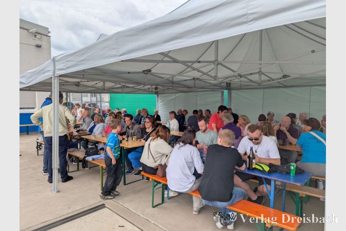 Gemütliches und wetterfestes Beisammensein unter dem schützenden Dach.