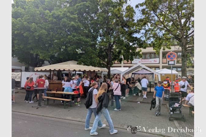 Die Krifteler Kerbeborsch nahmen wieder die Fläche vor dem Rat- und Bürgerhaus in Beschlag.