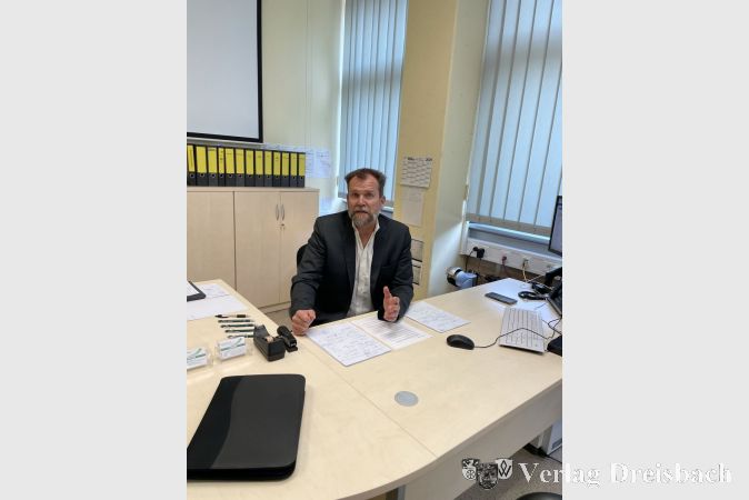 Direktor Dr. Christoph Richter an seinem Schreibtisch in der WGS.