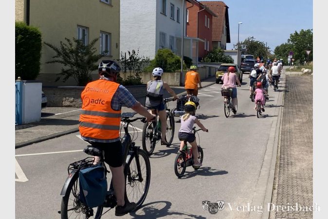 Ankunft der Kinder-Fahrrad-Demo in Eddersheim.