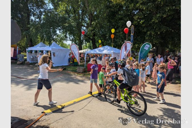 Die Erste Stadträtin Heike Seibert durchschnitt pünktlich um 12 Uhr das Band am Eingang zu den Mainwiesen. Sofort stürmten die vielen wartenden Kinder auf die Veranstaltungsfläche.