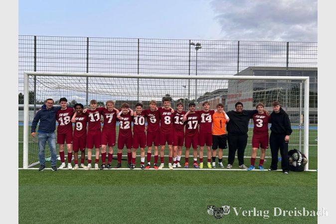 Die A-Junioren der JSG Kriftel/DJK Hattersheim mit ihrem Trainer Norman Diehl (links).