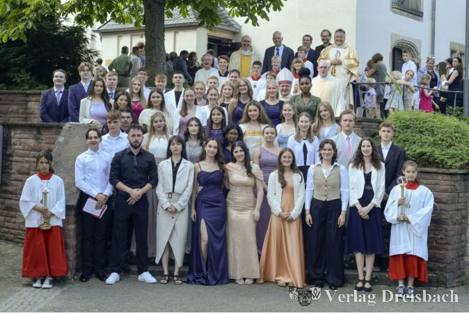 40 Hattersheimer Jugendliche empfingen am vergangenen Samstag das Sakrament der Firmung.