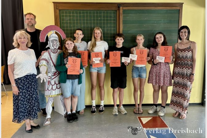 Ausgezeichnet mit Note 1. Von rechts: Susanne Böhm, Helena Weißenberger, Anastasia Breuninger, Nele Kämper (alle G7a), Vanessa Hermann (G8c), Mia Henrich, Bianca Hönig (beide G8a), Dr. Christoph Richter und Nicola van de Loo.