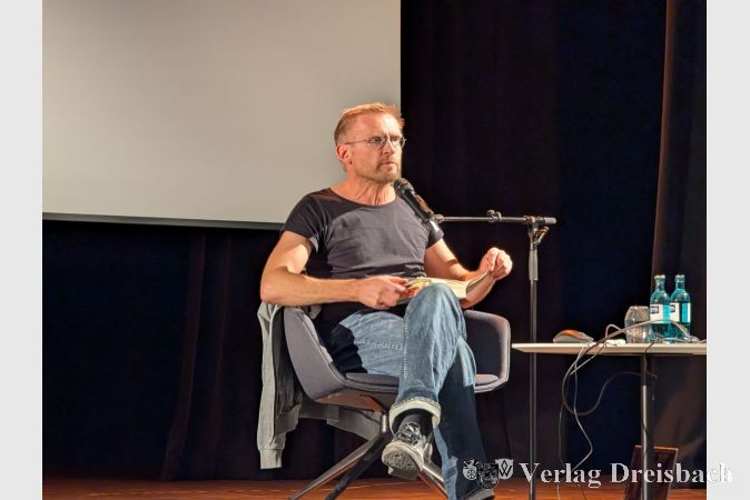 Autor Toralf Staud las zunächst aus seinem Buch "Deutschland 2050" vor und trat dann in den Dialog mit den Zuschauerinnen und Zuschauern.