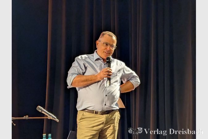 Klimaschutzmanager Andreas Flettner begrüßte zu Beginn der Lesung das Publikum.