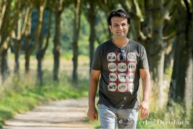Ramin Mohabat wurde in Kabul geboren und lebt im Main-Taunus-Kreis.