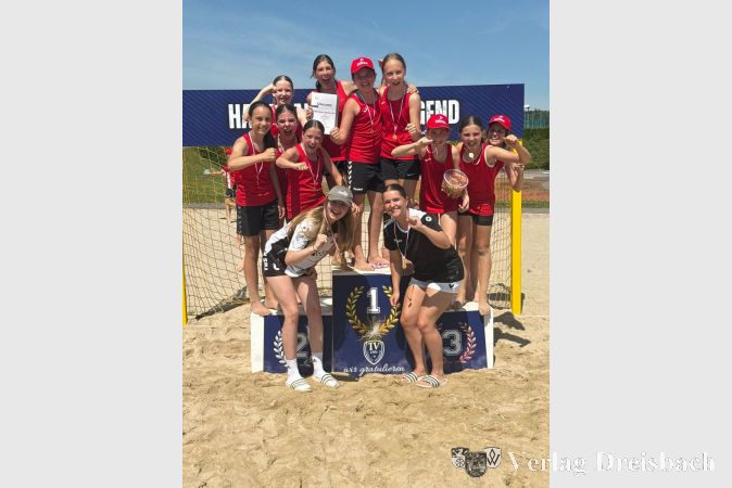 Die weibliche D-Jugend kann nach zwei Beach-Siegen jubeln.