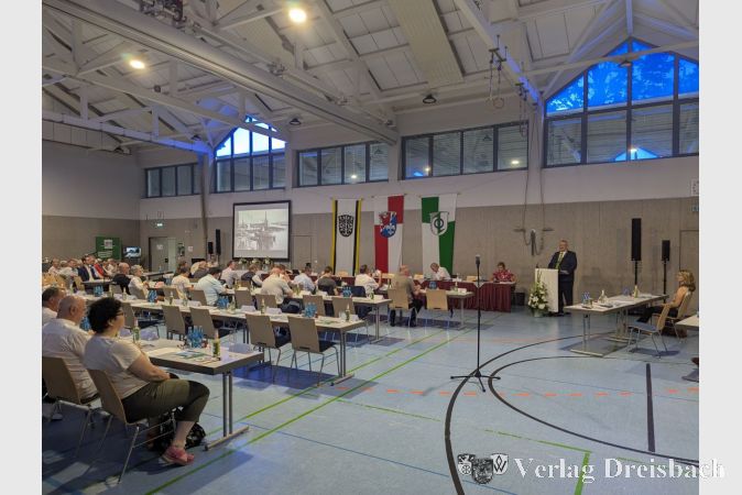Würdige Feier bei hohen Temperaturen: Stadtverordnetenversammlung in der Halle der TSG Eddersheim.