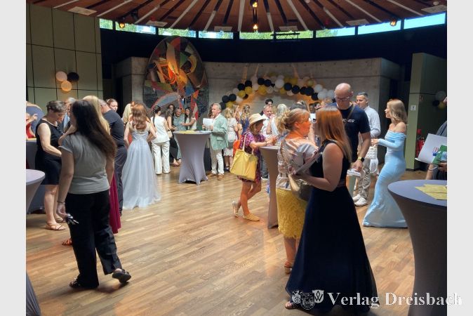 Es ist geschafft! Die Abschlussfeier endete mit einem lockeren Zusammensein im Foyer der Stadthalle oder im Freien.