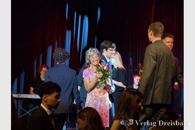 Oberstufensekretärin Sabine Thielsch wurde mit Rosen in den Ruhestand verabschiedet.